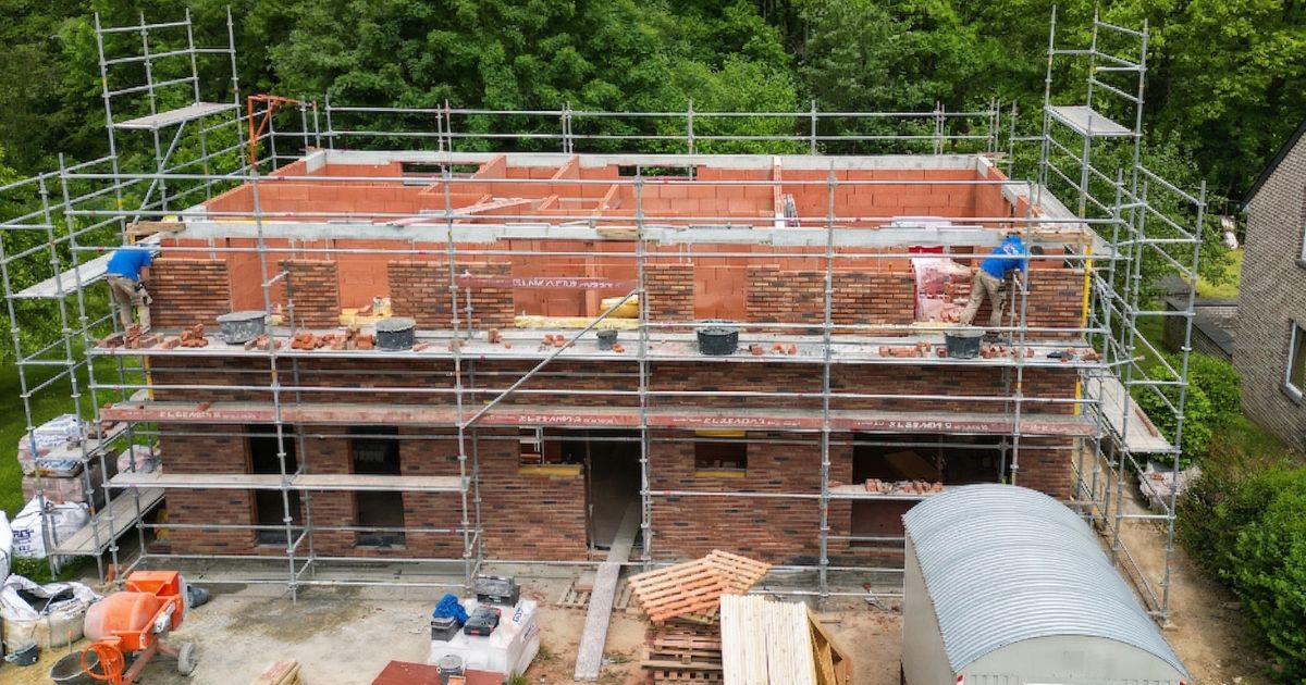 Vue drone de côté chantier en construction — FDigital.be